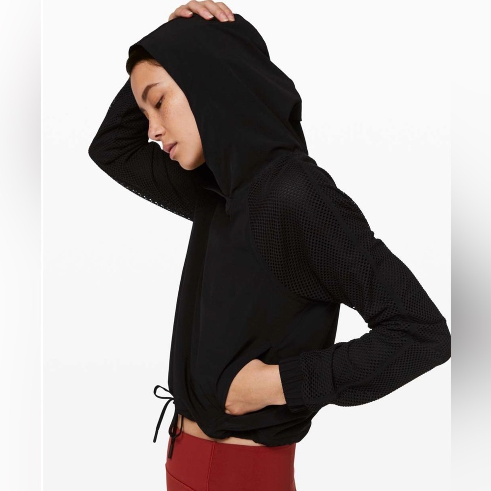 Lululemon Catch a Breeze Black Cropped Pullover Hoodie Fits like Women’s Size 2 - Picture 1 of 14